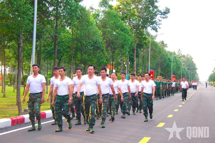 Cán bộ, chiến sĩ Sư đoàn 9 hưởng ứng hoạt động đi bộ toàn quốc “Cùng Việt Nam tiến bước”.