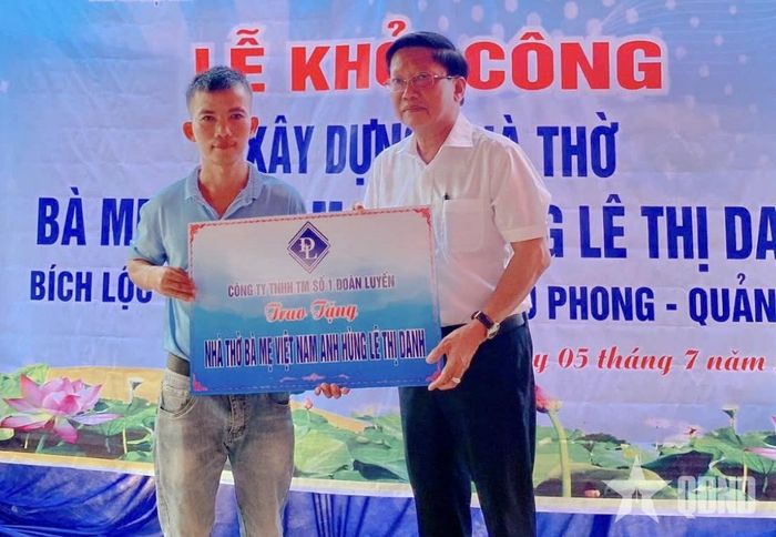  Ông Đoàn Xuân Luyến trao biển xây dựng Nhà thờ Bà mẹ Việt Nam anh hùng Lê Thị Danh ở thôn Bắc Long, xã Ái Tử, tỉnh Quảng Trị.   