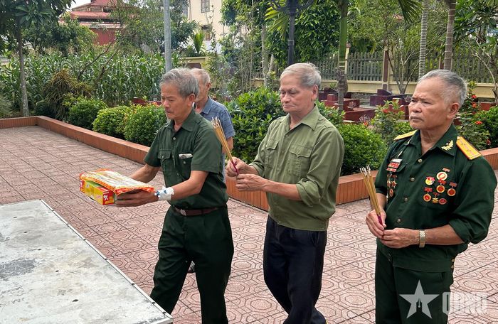 Ban liên lạc Hội bạn chiến đấu Sư đoàn 5, Quân khu 7 tại Thái Nguyên viếng Nghĩa trang Liệt sĩ Phấn Mễ, xã Phú Lương, tỉnh Thái Nguyên.