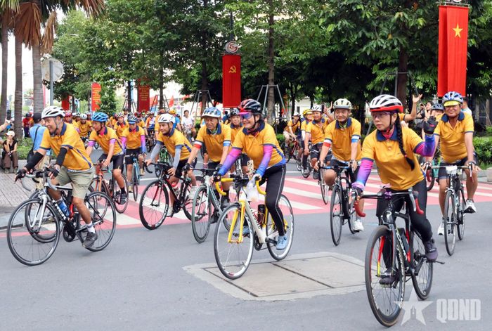 Đoàn diễu hành đi qua các tuyến đường trung tâm TP Hồ Chí Minh, lan tỏa tinh thần rèn luyện thể thao, quảng bá du lịch.