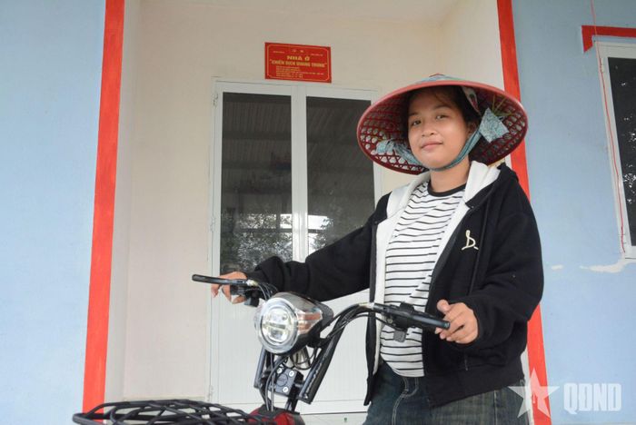  Niềm vui của một em nhỏ trước căn nhà mới do bộ đội xây tặng trong "Chiến dịch Quang Trung".