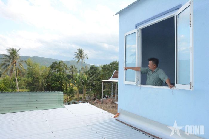  Anh Trần Xuân Hội (48 tuổi, trú Đội 3, thôn Phú Hữu) chỉ tay về phía hàng dừa từng bị ngập gần tới ngọn trong trận lũ lịch sử cuối năm 2025.