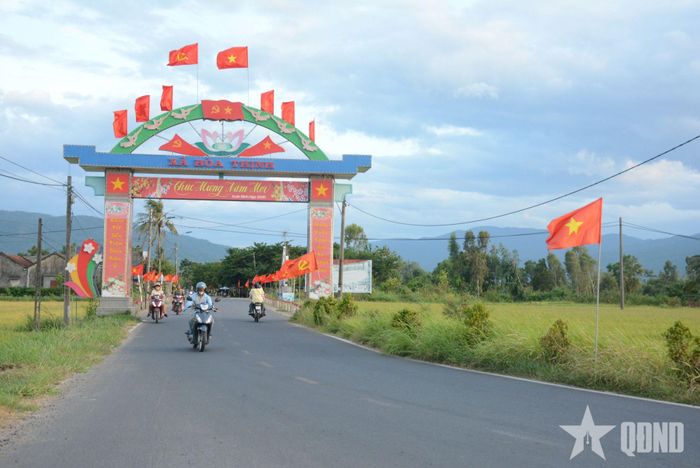  Cờ hoa rực rỡ mừng Quốc khánh ở xã Hòa Thịnh.