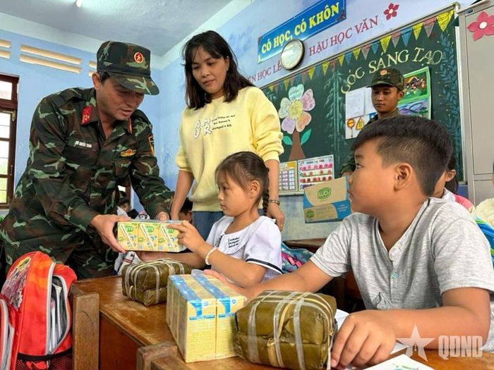 Người dân Hòa Thịnh luôn nhắc nhớ về sự quan tâm giúp đỡ, sẻ chia của cán bộ, chiến sĩ các đơn vị Quân đội đối với địa phương sau trận lũ lịch sử cuối năm 2025. 