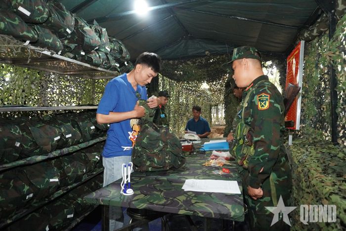 Cấp phát quân trang cho lực lượng dự bị động viên.