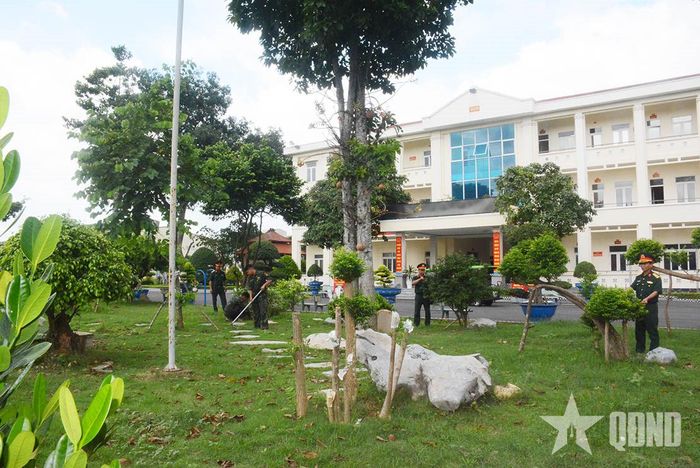 Cảnh quan, doanh trại chính quy, sạch đẹp ở Kho J250.