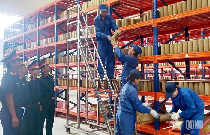 Vật tư, hàng hóa được xếp đặt gọn gàng, ngăn nắp.