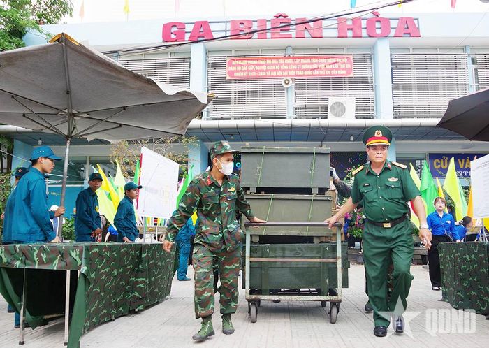 Đại tá Phạm Văn Khanh, Chủ nhiệm Kho J250 tham gia giao nhận hàng hóa cùng chiến sĩ.
