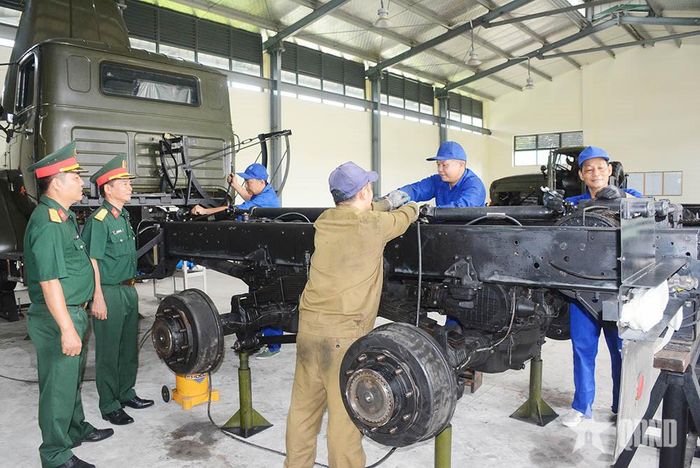 Nhân viên kỹ thuật tỉ mỉ thực hiện nhiệm vụ sửa chữa.