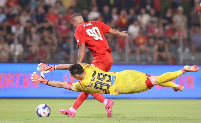  Andres Perea (số 90) vượt qua thủ môn Lê Giang Patrik, ghi bàn thắng nâng tỷ số lên 3-0 cho Công an Hà Nội FC.