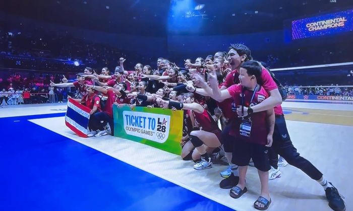 Các thành viên đội tuyển bóng chuyền nữ Thái Lan mừng tấm vé dự Olympic 2028.