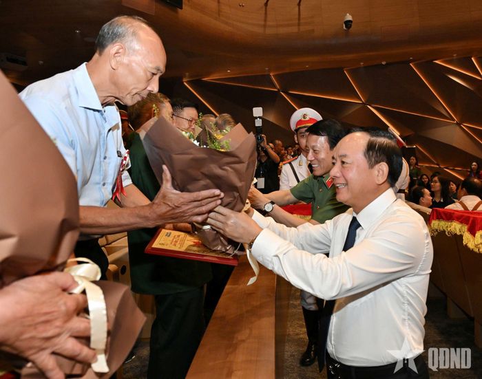 Tại chương trình, các đồng chí lãnh đạo Đảng, Nhà nước tri ân đại diện gia đình các Bà mẹ Việt Nam anh hùng, thân nhân liệt sĩ. Ảnh: TUẤN HUY