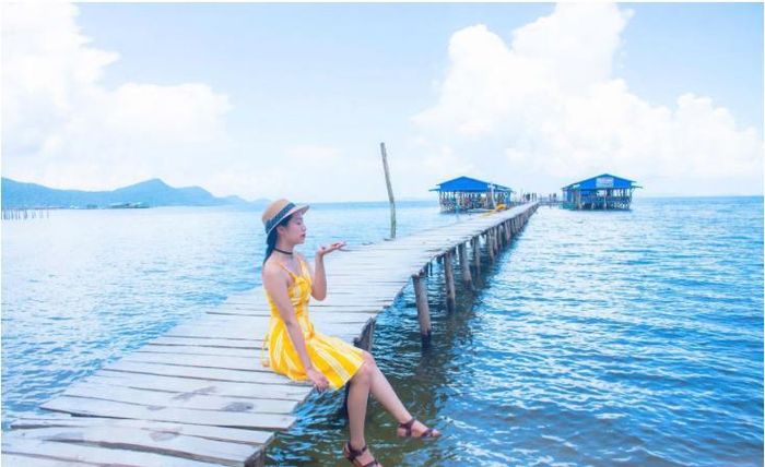 Làng Rạch Vẹm được du khách yêu mến nhờ vẻ đẹp bình yên, dân dã, mộc mạc. Ảnh: Thu Hằng
