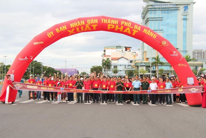Chương trình “Cùng Việt Nam tiến bước” do Báo Nhân Dân phối hợp Bộ Công an tổ chức. Tại Đà Nẵng, Sở Văn hóa, Thể thao và Du lịch chủ trì, phối hợp Công an thành phố, Cơ quan đại diện Báo Nhân Dân tại khu vực miền Trung - Tây Nguyên cùng các cơ quan, đơn vị, địa phương triển khai