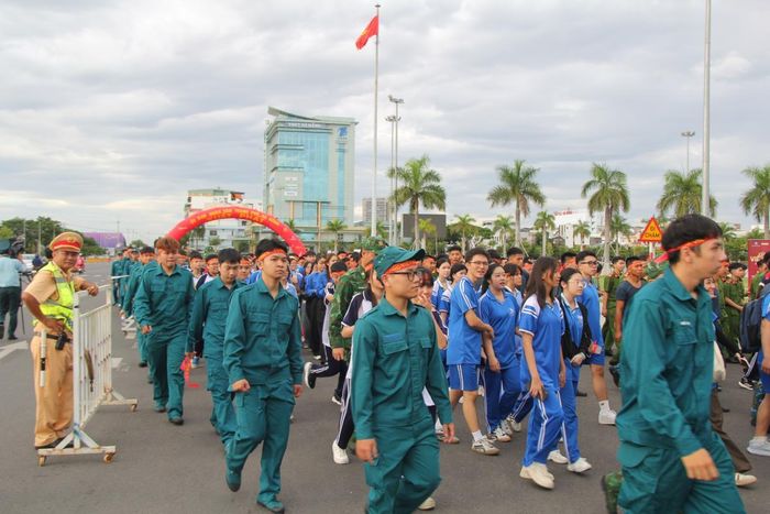 “ Mỗi người hãy bắt đầu từ những hoạt động đơn giản, duy trì đều đặn hằng ngày; đồng thời vận động người thân, bạn bè, đồng nghiệp cùng tham gia, góp phần xây dựng gia đình khỏe mạnh, cộng đồng năng động và nâng cao chất lượng cuộc sống”, ông Tào Viết Hải kêu gọi.