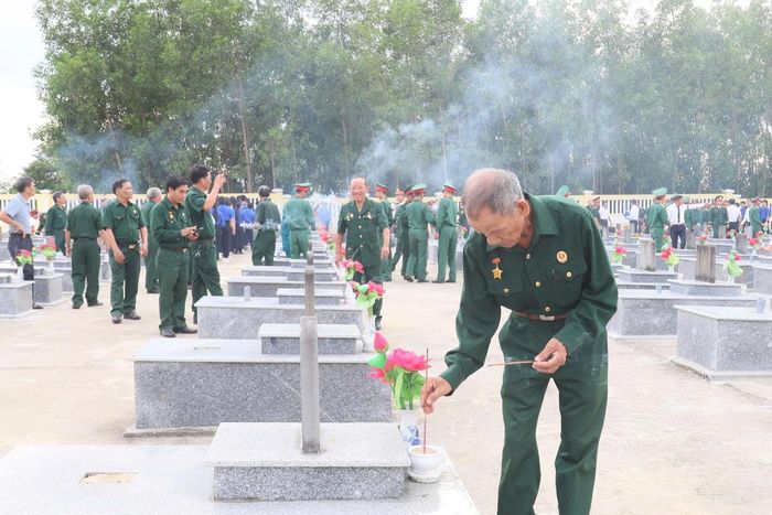 Cựu chiến binh dâng hương tại nghĩa trang liệt sĩ Nghĩa Kỳ