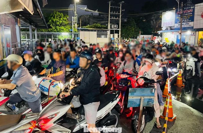 Càng về giờ cao điểm buổi tối, lượng hành khách đổ về bến xe Miền Tây càng đông đúc, tranh thủ gửi vào bãi gửi xe, mua vé, về quê hoặc du lịch.