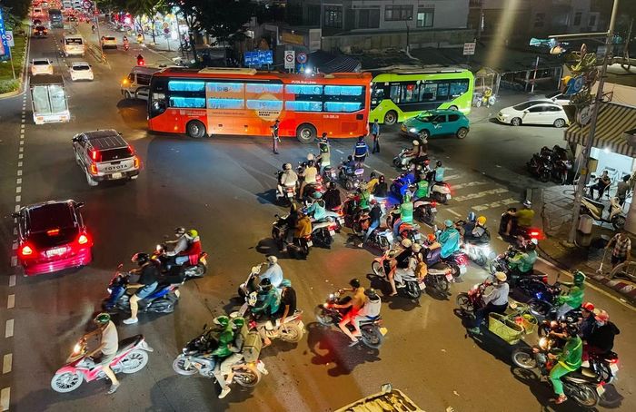 Tại khu vực cổng ra vào bến xe, các lực lượng chức năng hướng dẫn, điều tiết giao thông nhằm hỗ trợ tài xế, người dân di chuyển về quê an toàn, thuận lợi.