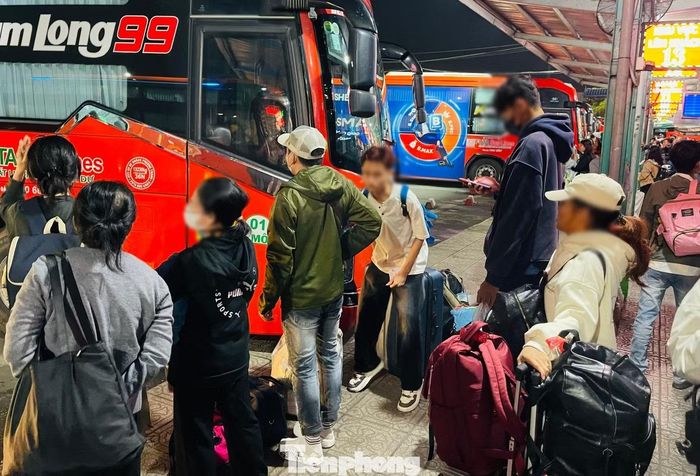 Theo ghi nhận của PV, lượng người tại bến đông hơn ngày thường nhưng việc mua vé và lên xe vẫn khá thuận lợi.