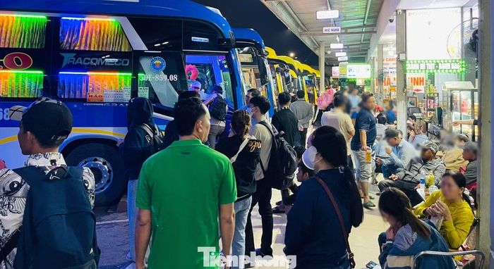 Nhiều hành khách tranh thủ kiểm tra lại hành lý trước khi lên xe.