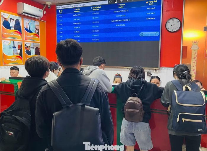 Bạn trẻ xem thông tin thời gian khởi hành.