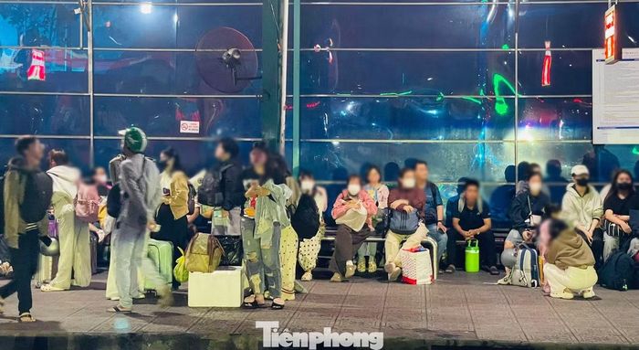 Nhiều bạn trẻ ngồi chờ xe xuất bến tại khu vực hàng ghế chờ.