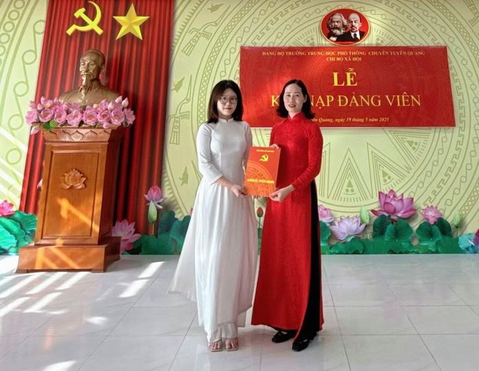 Hoa chụp ảnh cùng cô giáo trong buổi lễ kết nạp Đảng ngày 19/5/2025.