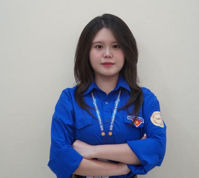 Hoa là thành viên của Đội Thanh niên Xung kích khoa Lịch sử.