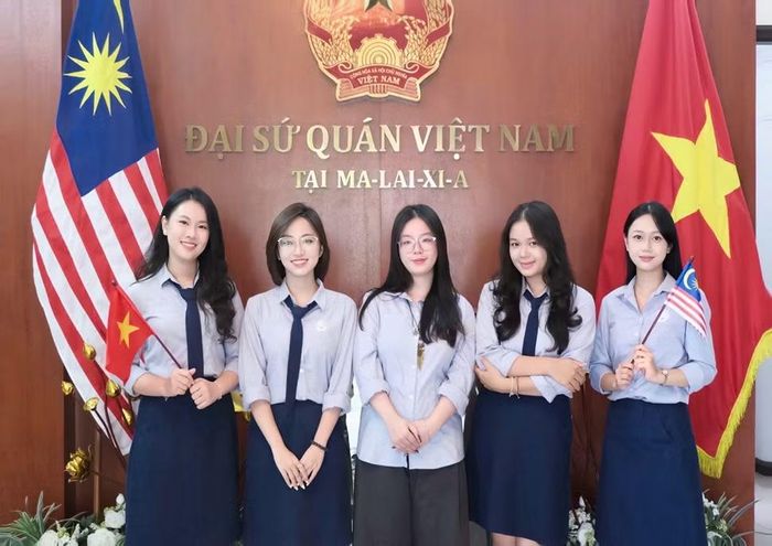 Năm sinh viên đã có những trải nghiệm đáng nhớ trong kỳ thực tập 3 tháng ở Đại sứ quán Việt Nam tại Malaysia.