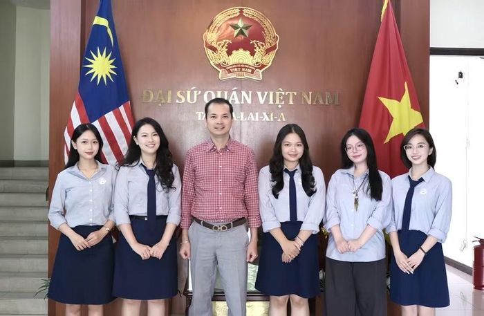 TS Vũ Tuấn Anh - người đã trực tiếp đồng hành và hướng dẫn nhóm thực tập sinh.