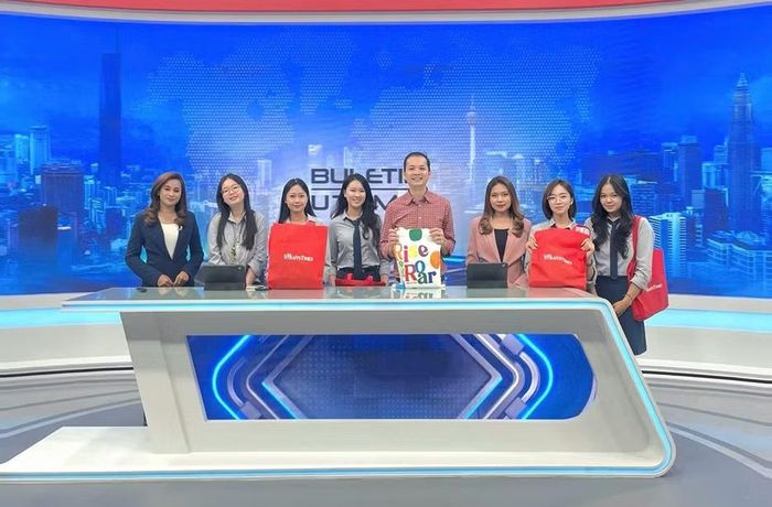 Trong chuyến đi, các sinh viên còn có cơ hội tham quan tòa soạn 'News Straits Times' - tờ báo uy tín của Malaysia đã có 181 năm phát triển.