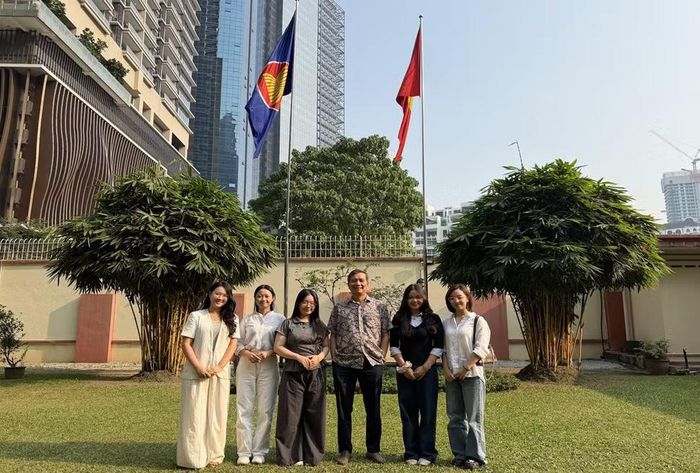 Đại sứ Đặc mệnh toàn quyền Việt Nam tại Malaysia Đinh Ngọc Linh gặp gỡ và chia sẻ cùng các sinh viên.