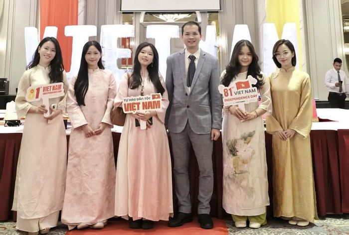 Các sinh viên đã trải nghiệm nhiều vị trí như hậu cần, lễ tân… trong suốt quá trình hỗ trợ chuẩn bị Lễ Quốc khánh.