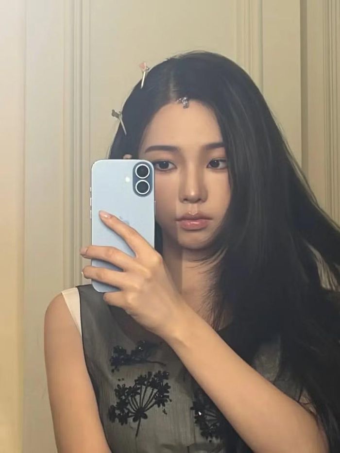 Ngay sau đó, những bức ảnh selfie trước gương của Karina cũng thu hút nhiều bình luận khen ngợi về nhan sắc "ngày càng thăng hạng" của nữ thần tượng.