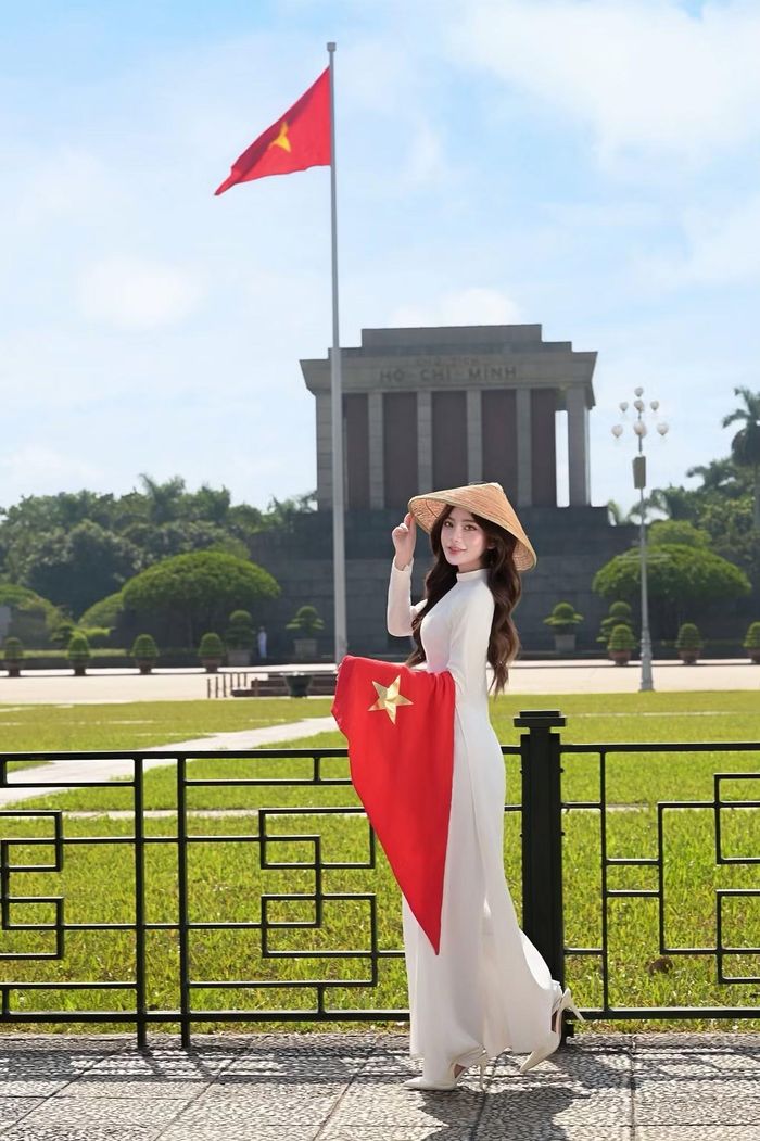 Đỗ Hải Yến (sinh năm 2006) hiện là sinh viên ngành Truyền thông Đa phương tiện - Thiết kế Đồ họa, trường ĐH Thăng Long.
