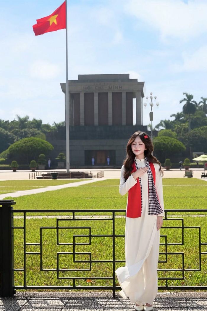 Khoác lên mình tà áo dài trắng thướt tha, đứng trước Lăng Chủ tịch Hồ Chí Minh, Hải Yến không giấu nổi sự xúc động.