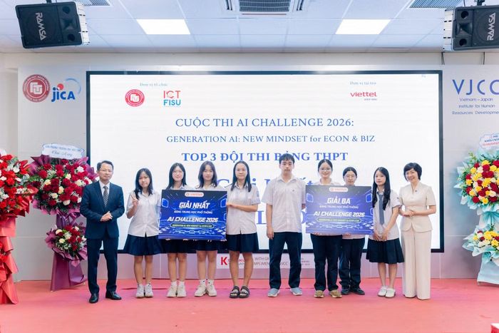 PGS. TS Nguyễn Minh Hằng - Phó Hiệu trưởng trường ĐH Ngoại thương và PGS. TS Bùi Thu Lâm - Chủ tịch Hội đồng Khoa học Lab Công nghệ (FTU Tech Lab) tại trường ĐH Ngoại thương trao giải cho top 3 đội thi đạt giải cao nhất của Bảng THPT và Bảng Đại học.