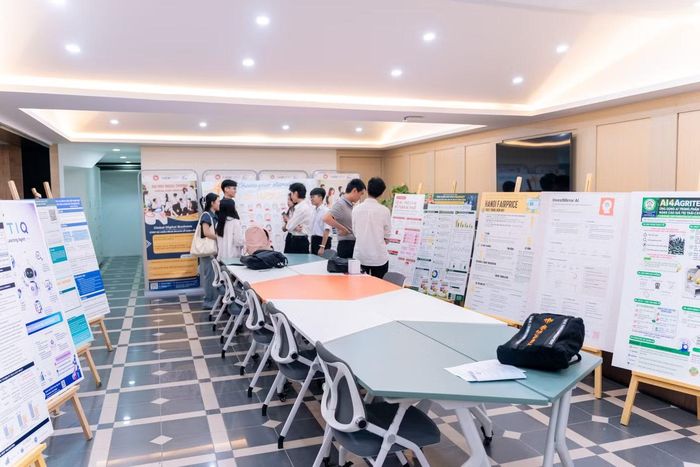Không gian trưng bày poster dự án thuộc Top 10 đội thi Bảng THPT và Top 12 Bảng Đại học cuộc thi 'AI Challenge 2026'.