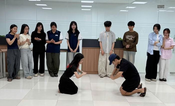 Sinh viên tập luyện chuẩn bị cho cuộc thi.