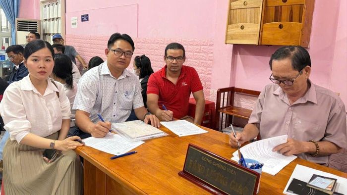 Ông Nguyễn Văn Dũng, Phó Giám đốc Trung tâm Tư vấn pháp luật công đoàn Bình Dương (thứ hai từ trái sang), hỗ trợ công nhân làm thủ tục đòi quyền lợi (ẢNH: THẢO NGUYỄN)