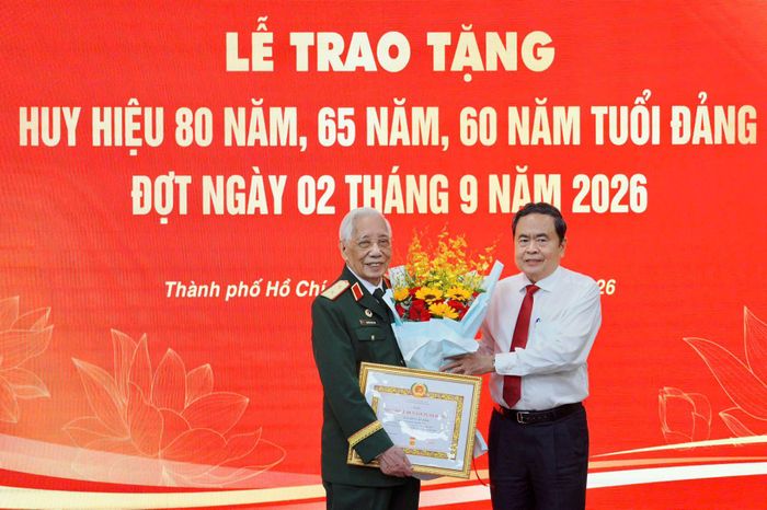 Chủ tịch Quốc hội Trần Thanh Mẫn trao Huy hiệu 80 năm tuổi Đảng đến Trung tướng Nguyễn Văn Thái (ẢNH: HOÀNG HÙNG)