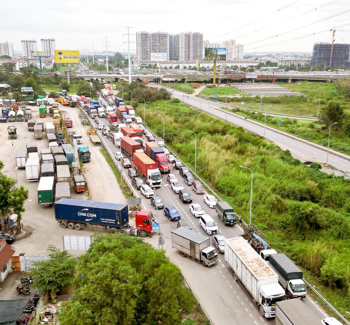  Ùn tắc phương tiện giao thông trên đường Vành đai 2, TPHCM, sáng 29-8 (ẢNH: NGUYỄN TÂN) 