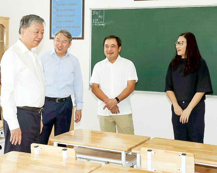 Tổng Bí thư, Chủ tịch nước Tô Lâm kiểm tra cơ sở vật chất chuẩn bị cho năm học mới tại Trường THPT Hoàng Quán Chi, phường Yên Hòa, Hà Nội (ẢNH: TTXVN)