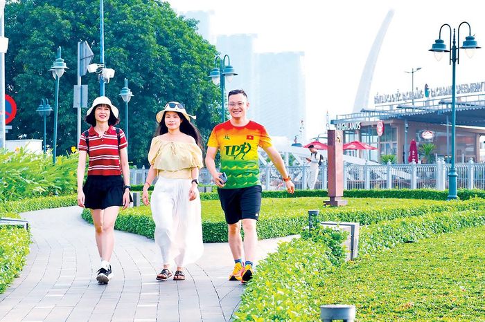  Công viên Bến Bạch Đằng (phường Sài Gòn, TPHCM) một sớm tháng 8 với những mảng xanh và lối đi khang trang 