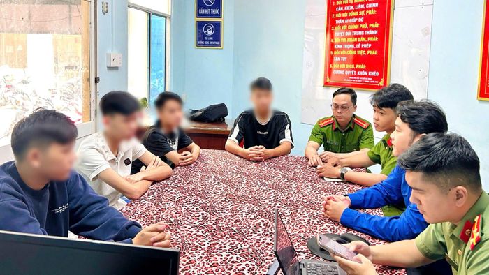 Ban đồng hành của “Hành trình kiến tạo tương lai” phường Bình Tân (TPHCM) sinh hoạt định kỳ hàng tháng với thanh thiếu niên chậm tiến, có nguy cơ bỏ học (ẢNH: HOÀNG KIM)