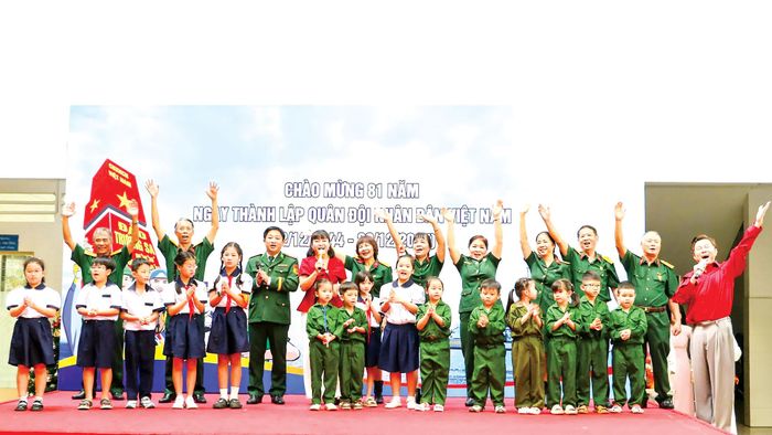 Học sinh Trường Tiểu học Trần Khánh Dư (phường Tân Định, TPHCM) tham gia một chương trình giao lưu về chủ đề Chủ quyền biển đảo quê hương tại trường. Ảnh: TRANG THƯ