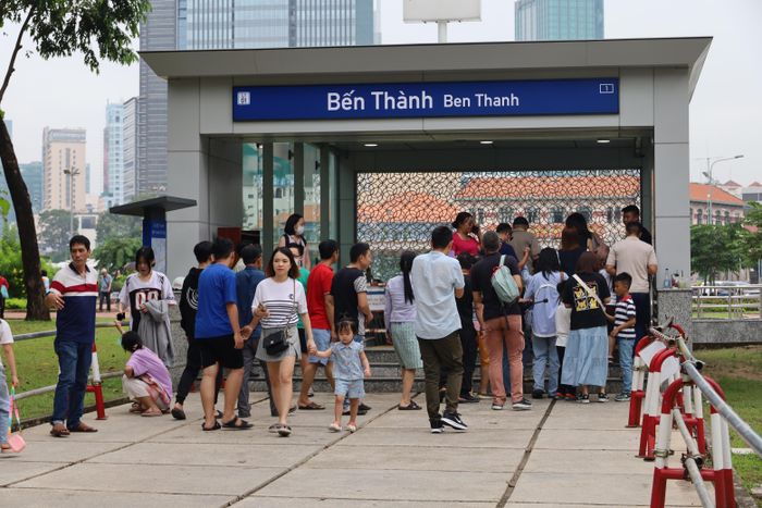 Hành khách tại ga Bến Thành. Ảnh: QUỐC HÙNG