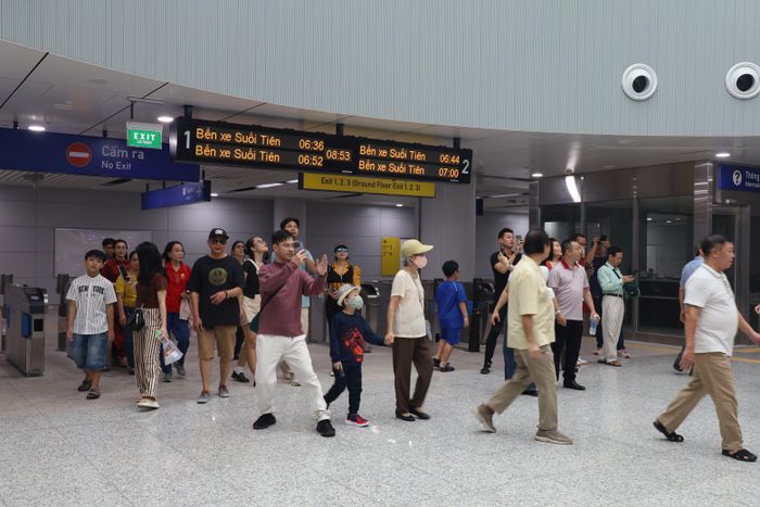 Hành khách đi metro tại ga Bến Thành. Ảnh: QUỐC HÙNG