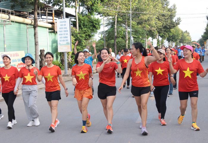  Chương trình “Cùng Việt Nam tiến bước”, góp phần đưa phong trào rèn luyện thể thao trở thành hoạt động thường xuyên trong đời sống nhân dân. Ảnh: DUY TRẦN 