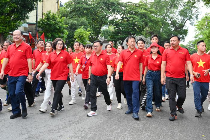  Đại tướng Lương Tam Quang và các đại biểu tham gia chương trình "Cùng Việt Nam tiến bước". Ảnh: BTC 